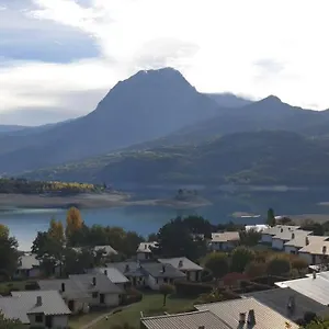https://superbe-appartement-avec-vue-sur-lac-et-montagnes.fr-provencehotel.com